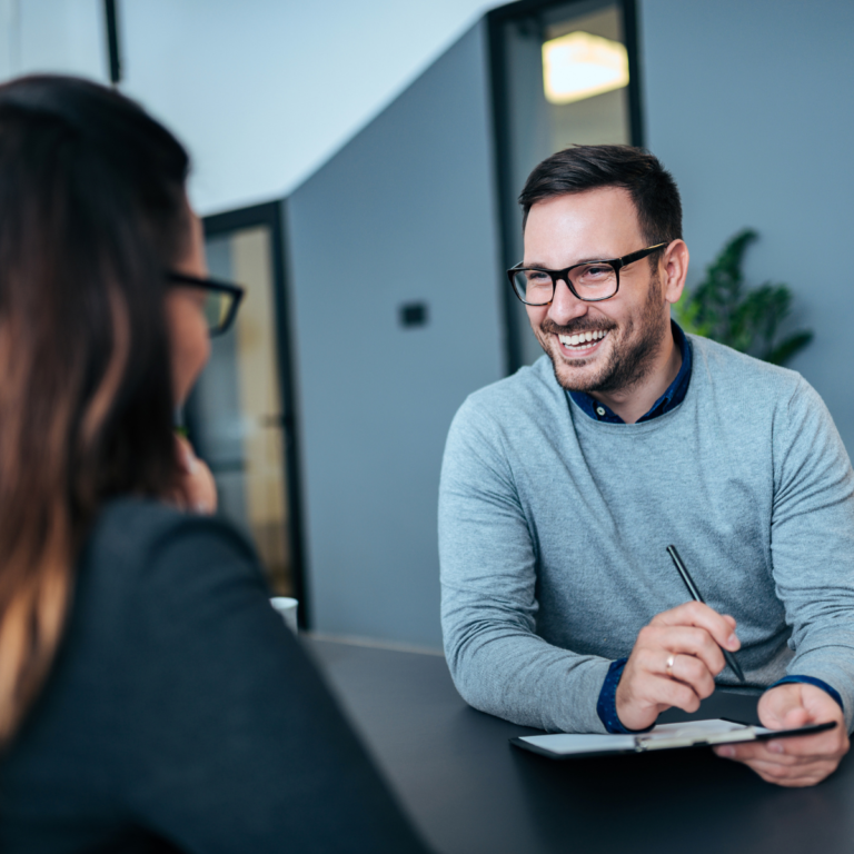 personne entrain de réussir ses recrutements